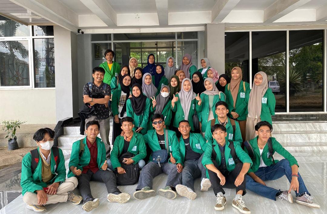 Mahasiswa Ilmu Perpustakaan FAH Belajar Manuskrip Lokal Lontara di Layanan Arsip Sulsel