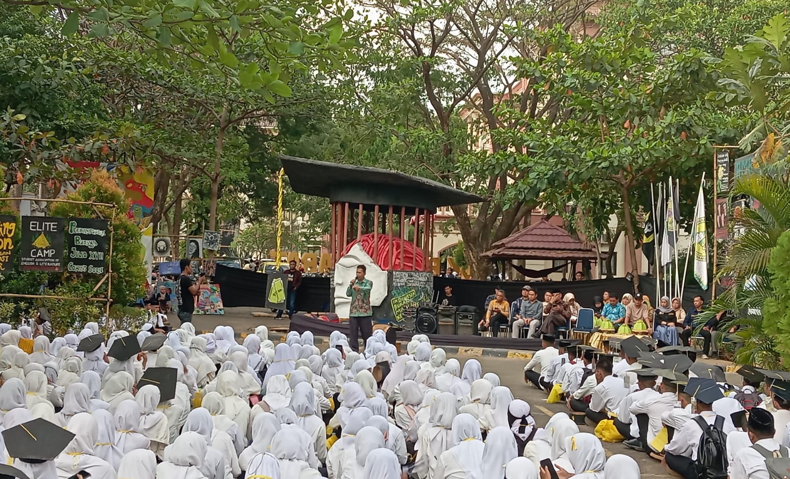 Dekan Fakultas Adab dan Humaniora Resmi Menutup Kegiatan PBAK 2024