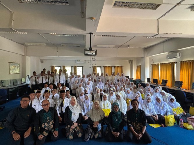 English Language and Literature Department Welcomes 90 New Students with Encouragement and Inspiration